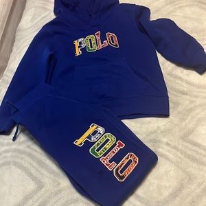 Ralph Lauren set gently worn, condition, smoke free,no rips, or tears.